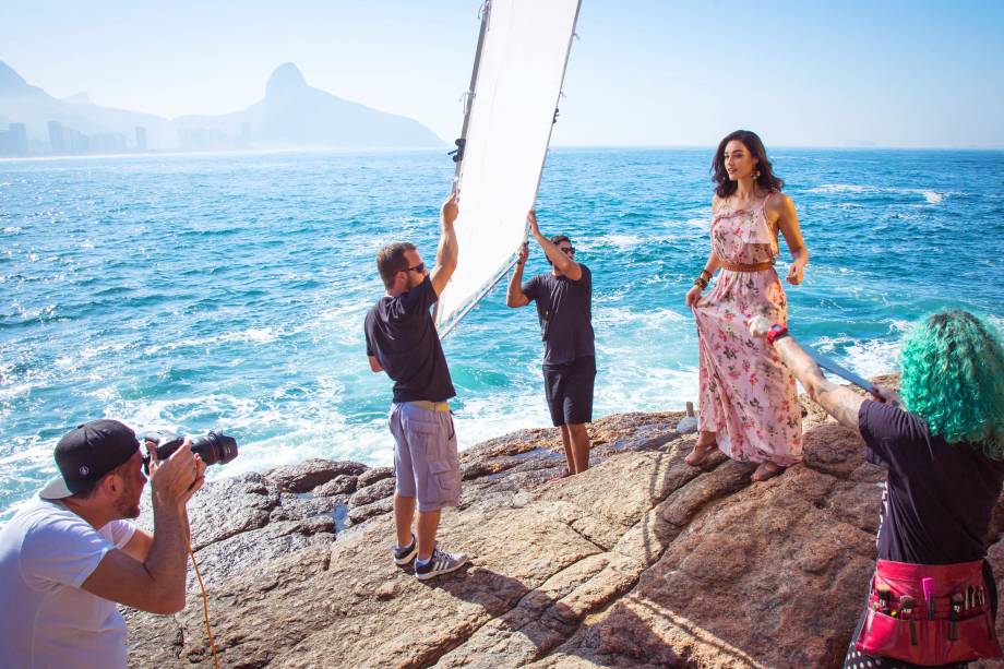 Este vestido fluido estampado da foto não vai faltar no guarda-roupa da atriz nesta temporada. “Tem a cara do Rio e serve para qualquer ocasião”, diz. Já Loreto vai apostar nas camisas de botão da marca.