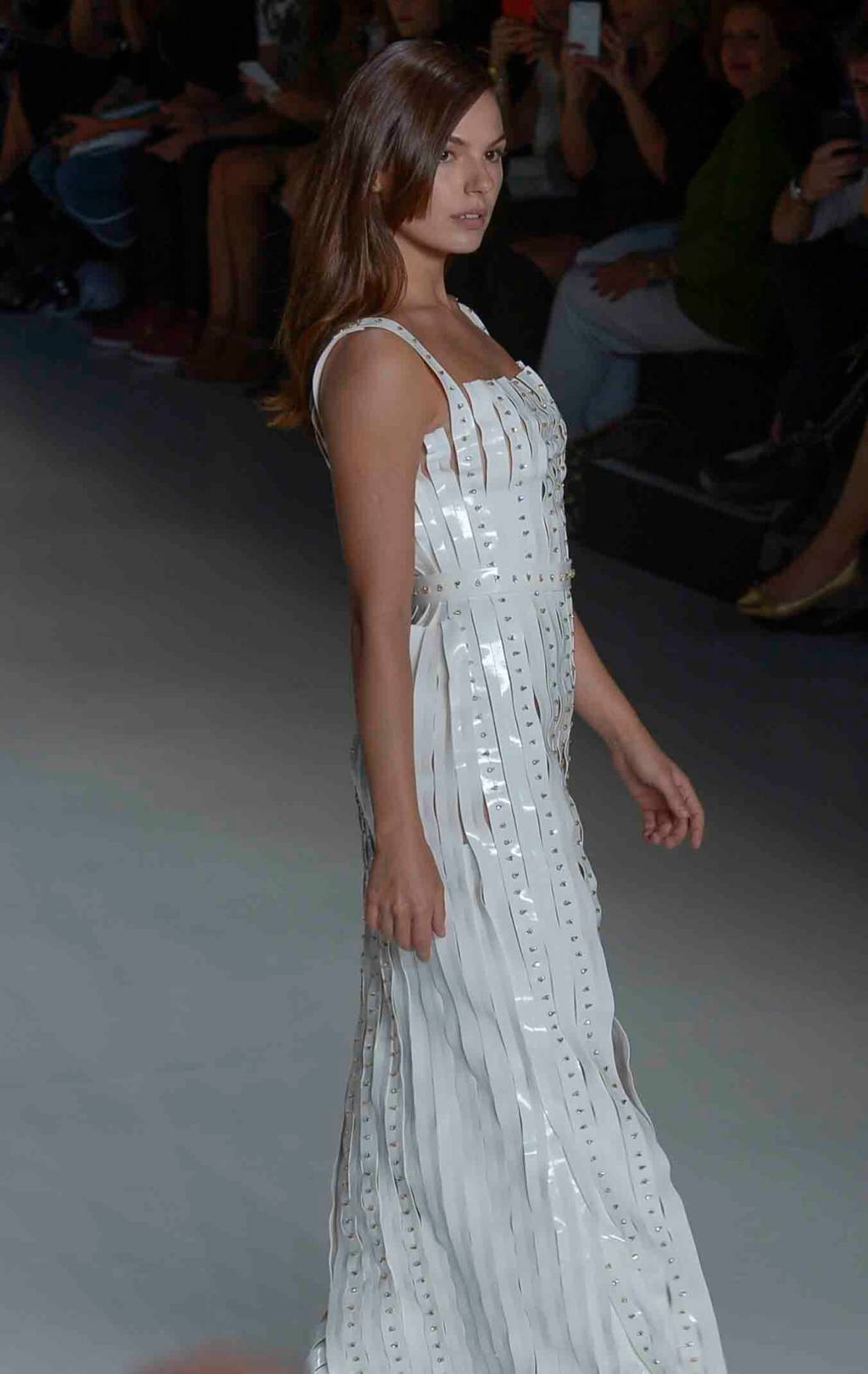 Isis Valverde desfila para Gloria Coelho no São Paulo Fashion Week