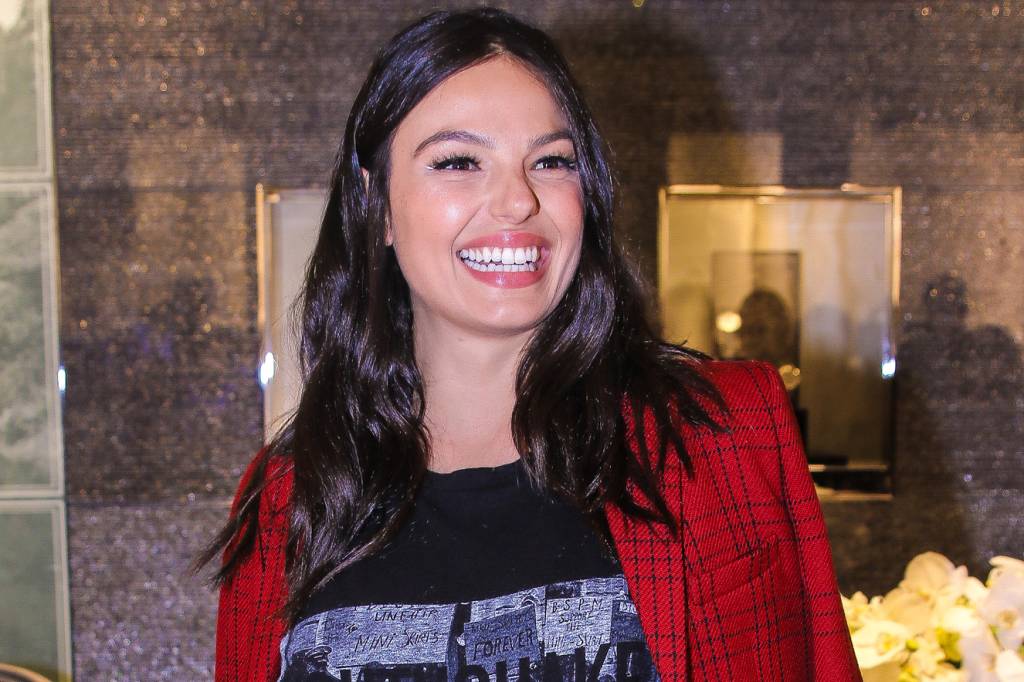 Com cintura baixa, Isis Valverde cria look chique e moderno