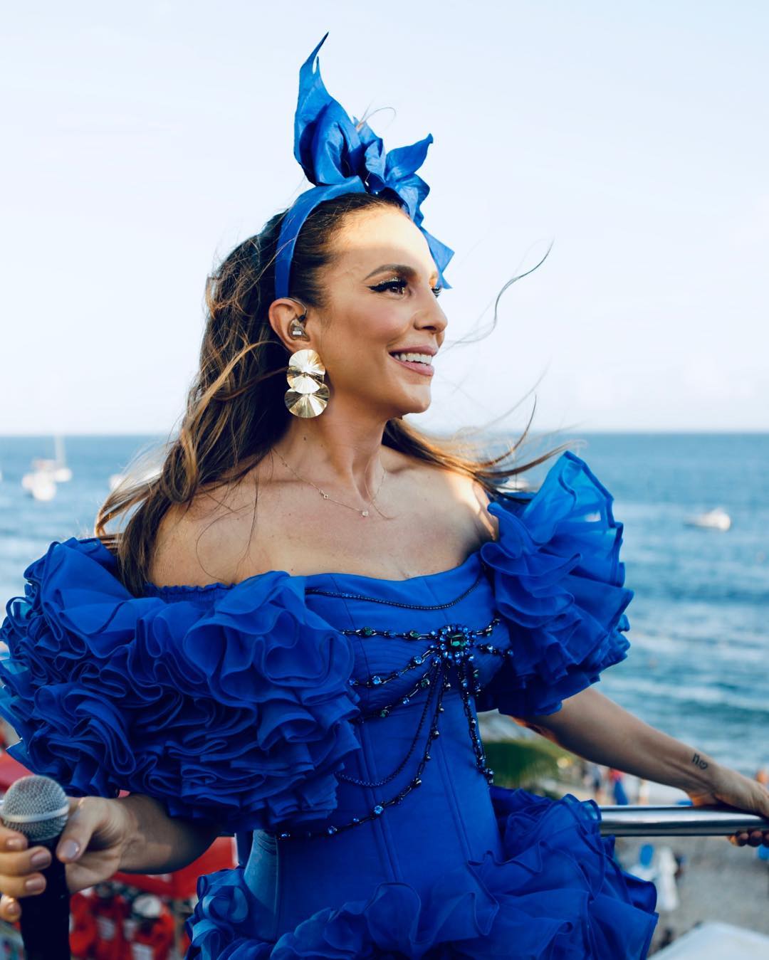 Filho de Ivete Sangalo rouba a cena ao tocar percussão no trio da mãe