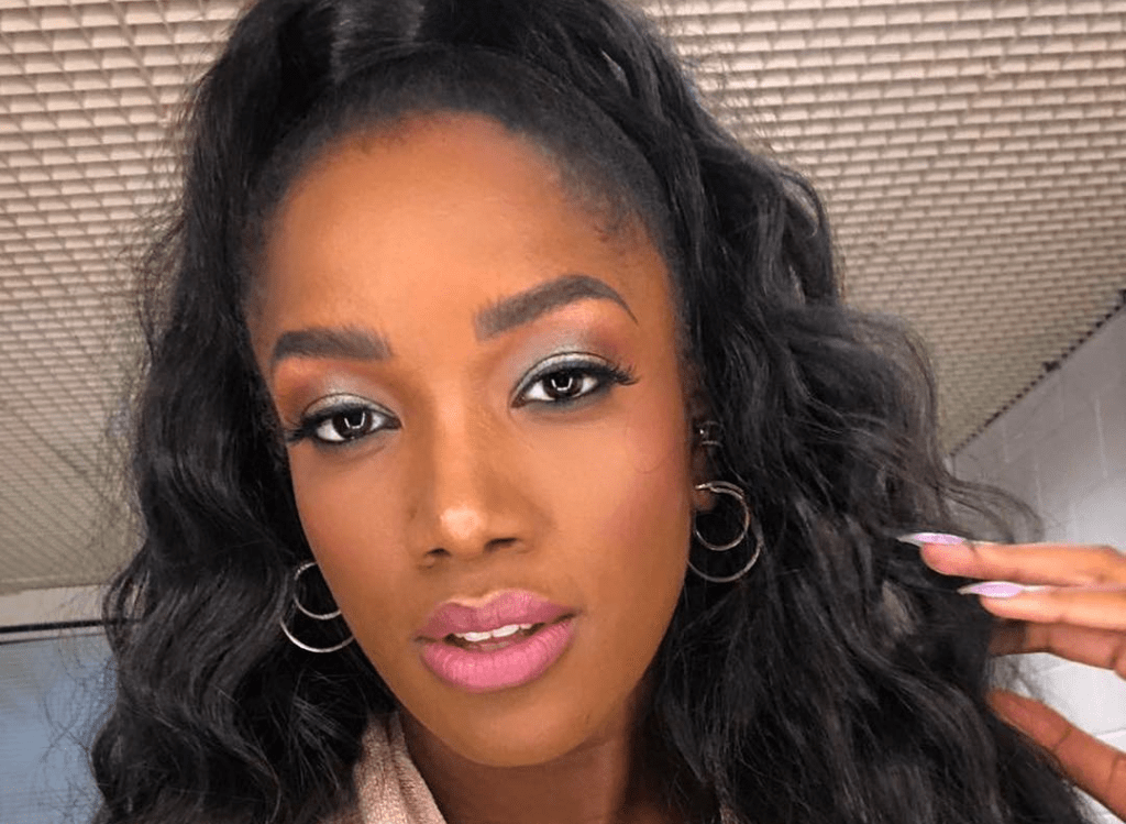 Iza aparece perfeita com os cabelos curtos para apresentar seu programa