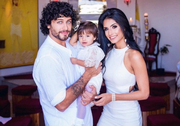 Jesus Luz batiza sua filha no Cristo Redentor