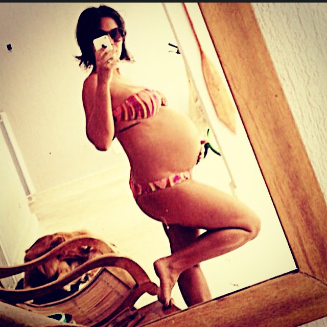 Juliana Knust exibe barriga de grávida em foto