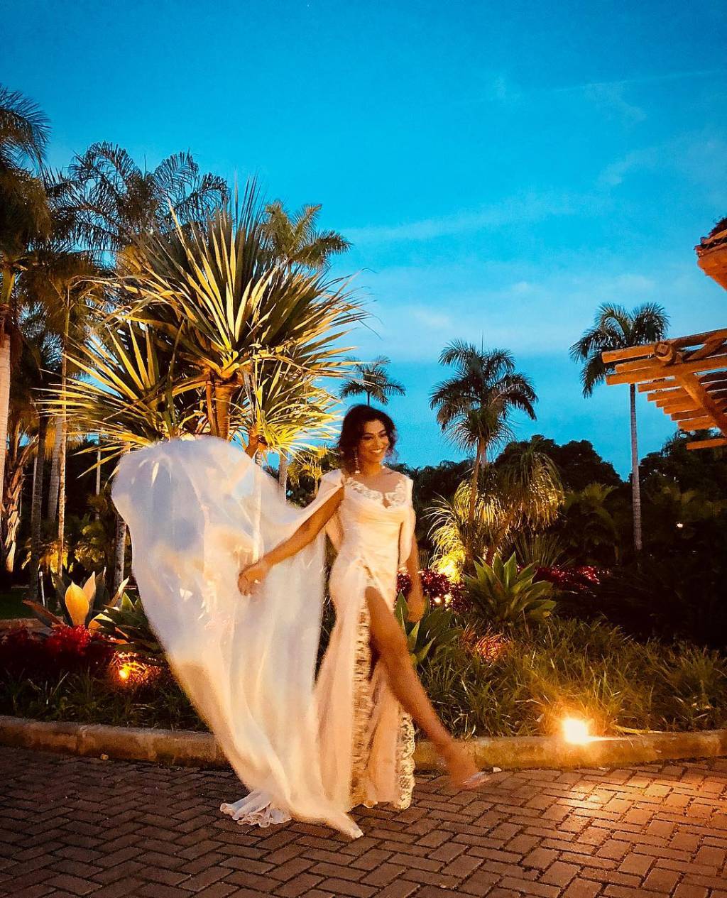 Branco ou rosa? Vestido de Ju Paes no casamento de Isis causa polêmica