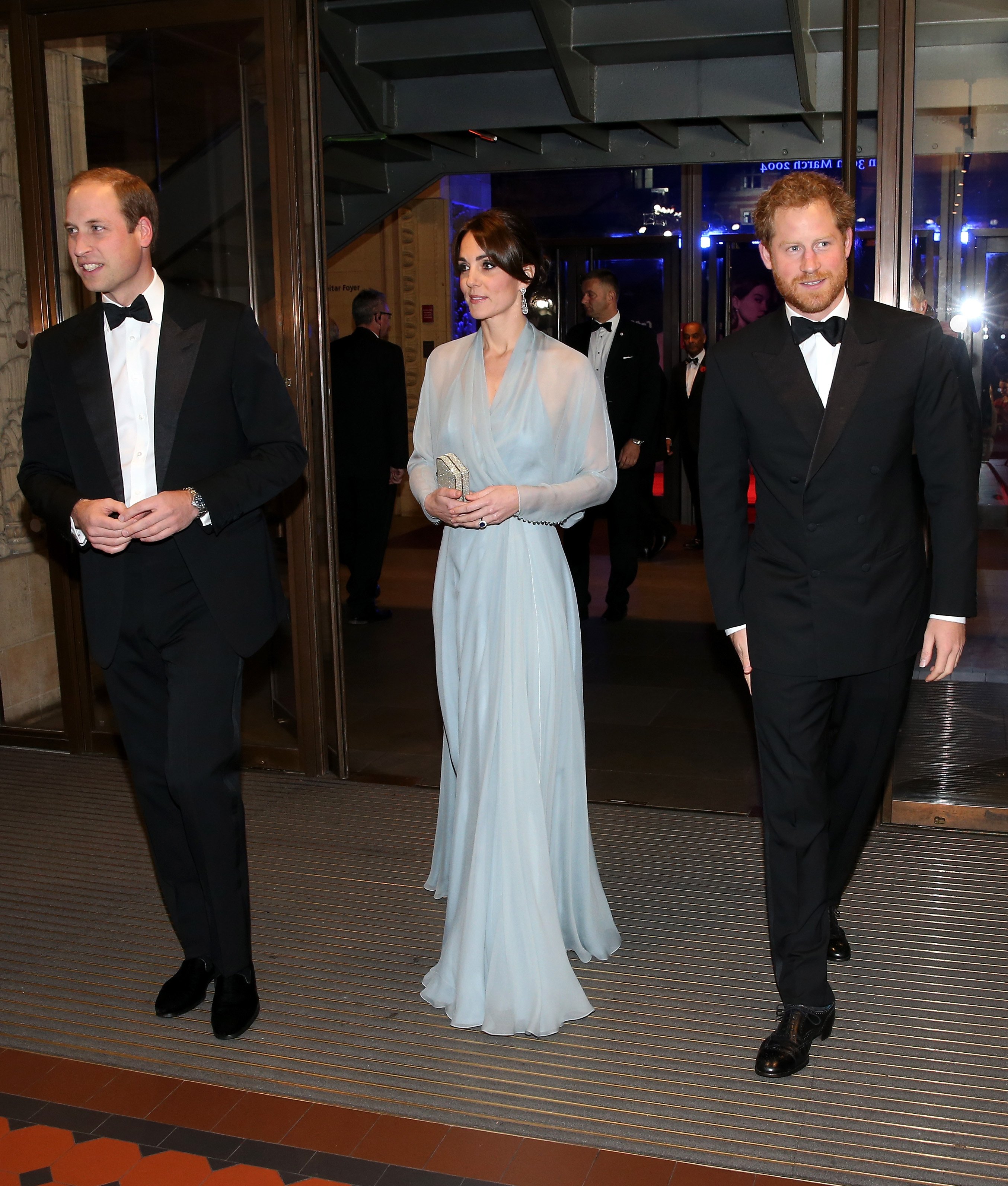 Com Harry e William, Kate Middleton assiste a estreia mundial de 007