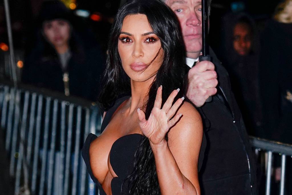 Kim Kardashian também usou a sandália mais polêmica do momento