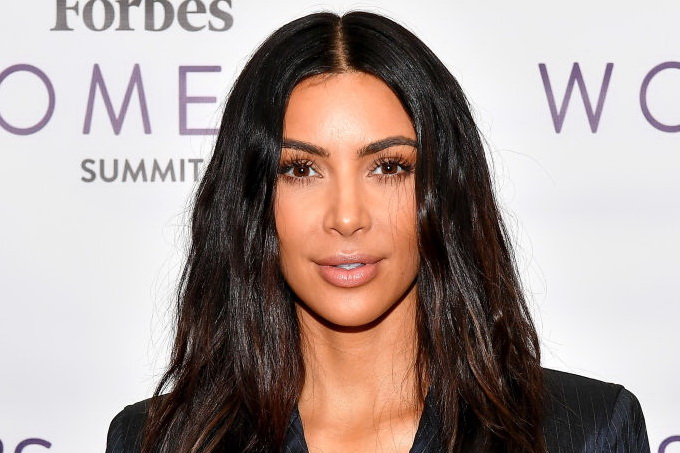 Ousado, este vestido de Kim Kardashian foi criado em 1998