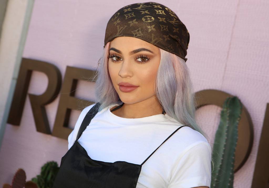 22 pessoas que usaram camiseta por baixo de vestidos e lacraram