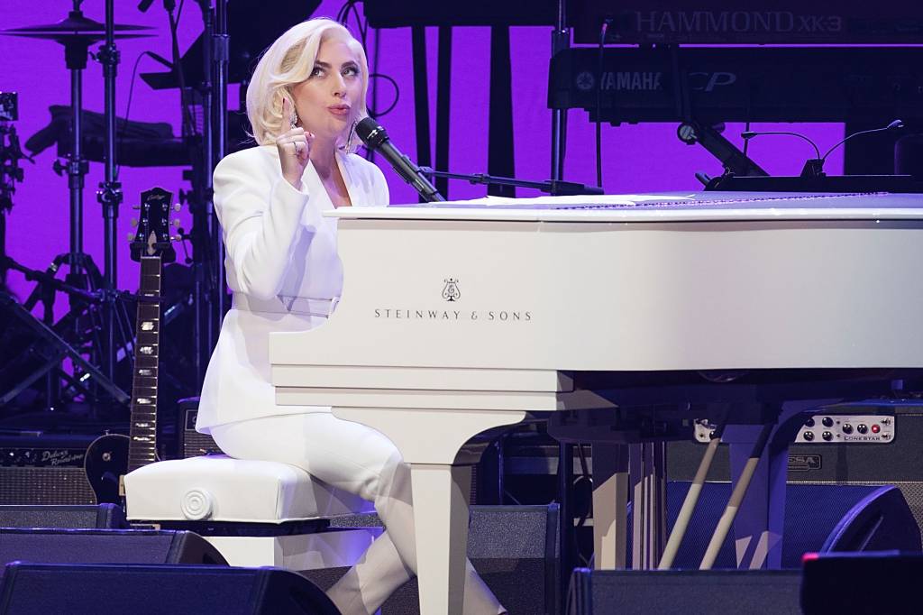Gaga faz discurso inspirador e posa com ex-presidentes dos EUA