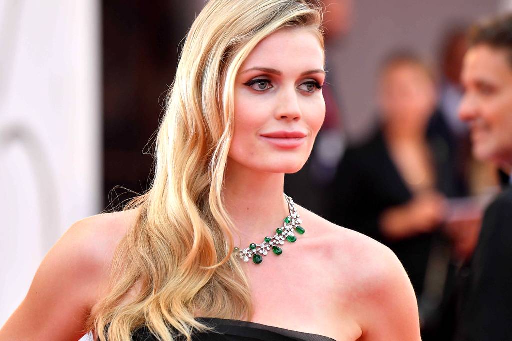 Sobrinha da Princesa Diana aparece com look deslumbrante em Veneza