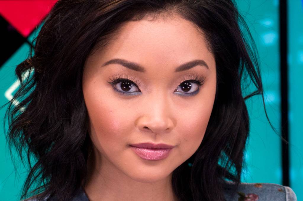 Lana Condor tem uma blusa de corações e agora eu só quero usar isso