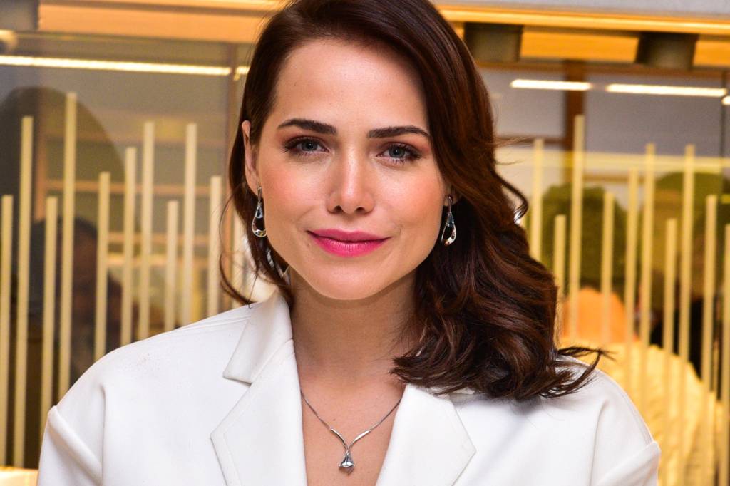 Letícia Colin muda completamente o visual e agora está ruiva