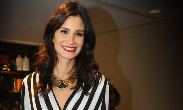 Famosas elegem o preto para não errar no look