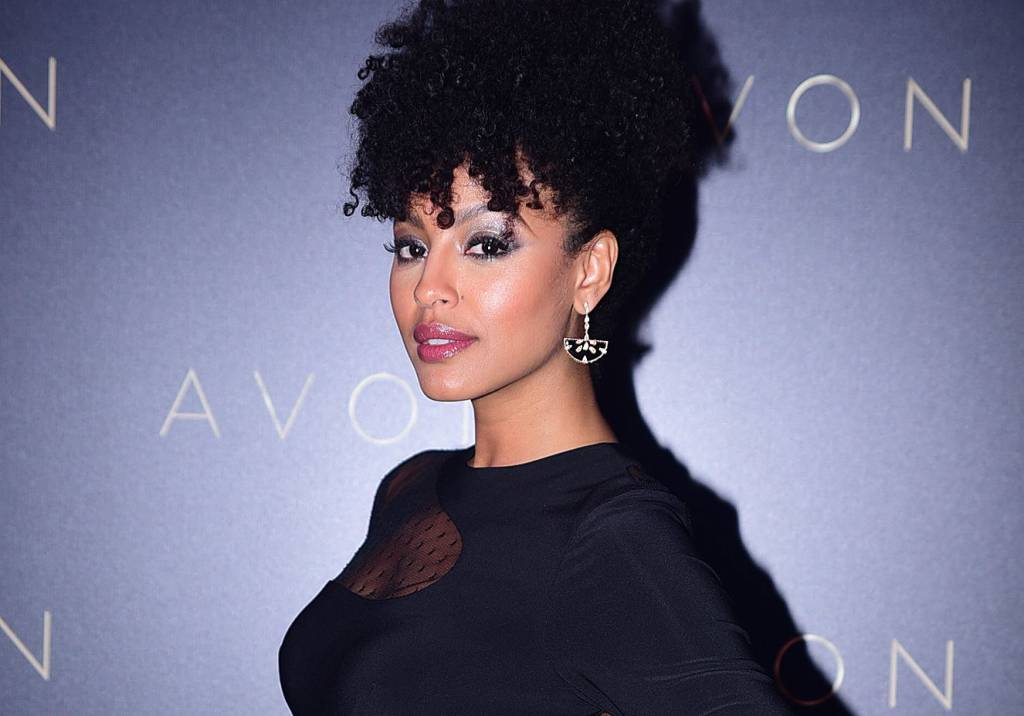 Os looks de Sheron Menezzes, Luiza Brunet e mais famosas no Prêmio Avon de Maquiagem