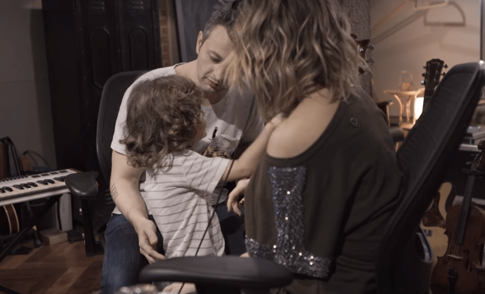 Filho de Sandy aparece em vídeo da cantora, para surpresa dos fãs