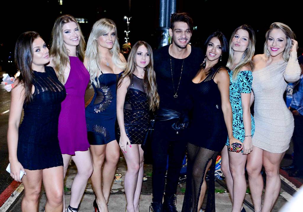 Com clipe mais visto do ano, Lucas Lucco beija cinco mulheres em nova gravação