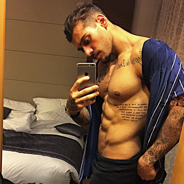 Lucas Lucco exibe abdômen em forma