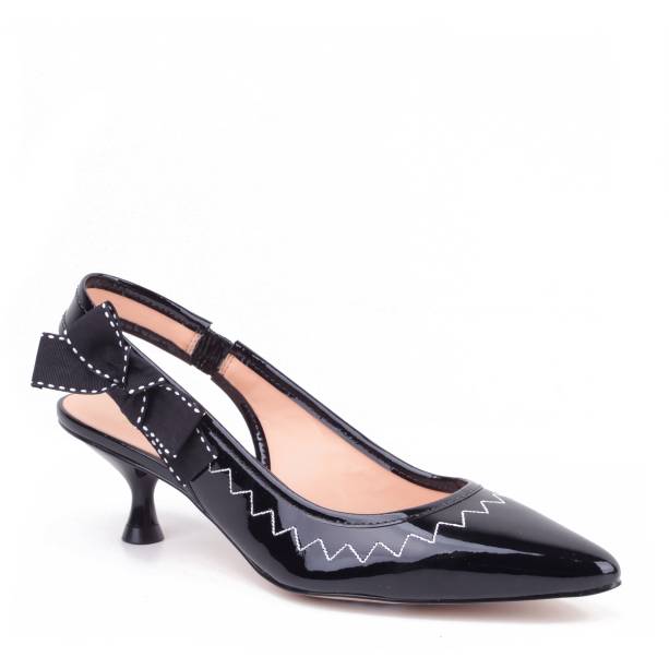 3. Slingback: com saltinho baixo e tiras que prendem no calcanhar, é a melhor tendência para incorporar um lado vintage no look. Luiza Barcelos, R$ 359, luizabarcelos.com.br. 3. Slingback: com saltinho baixo e tiras que prendem no calcanhar, é a melhor tendência para incorporar um lado vintage no look. Luiza Barcelos, R$ 359, luizabarcelos.com.br.