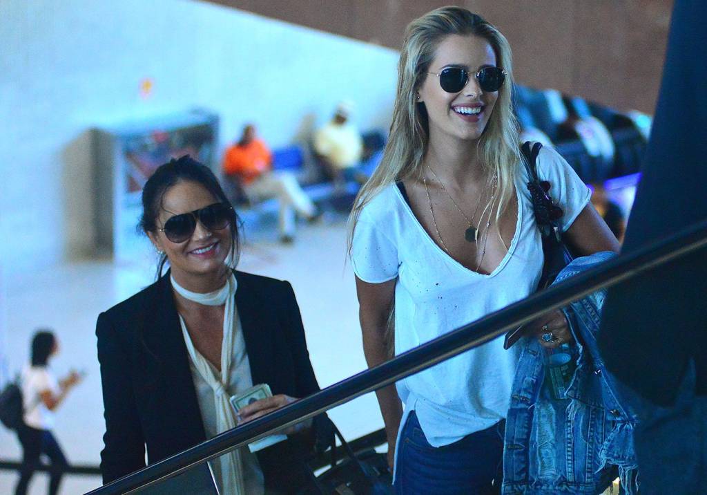 Luiza e Yasmin Brunet, maravilhosas até embarcando no aeroporto
