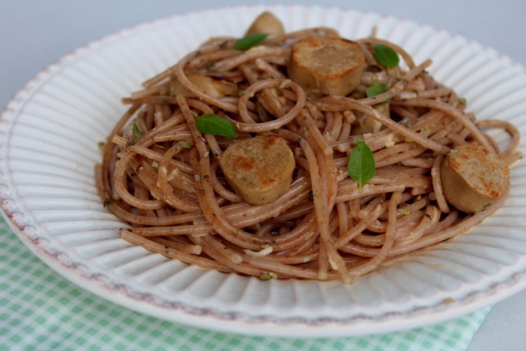 Macarrão integral à carbonara com linguiça
