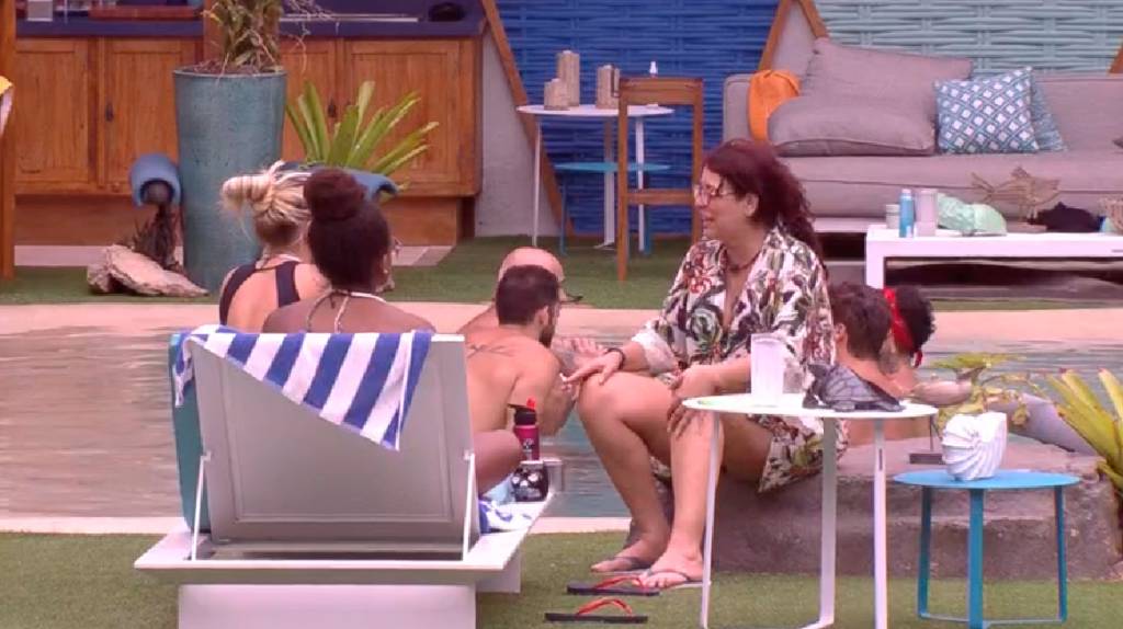 mara-na-piscina-bbb18