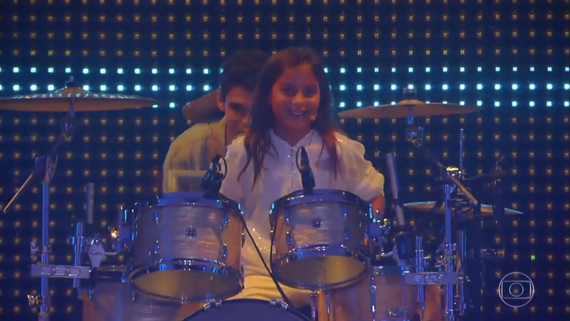 Marcelo tocando bateria no programa ‘Tamanho Família’