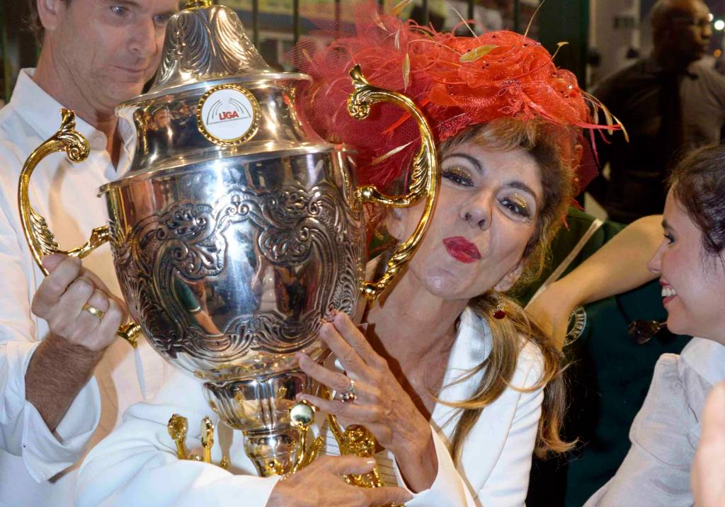 Desfile das campeãs de São Paulo agita noite em sambódromo