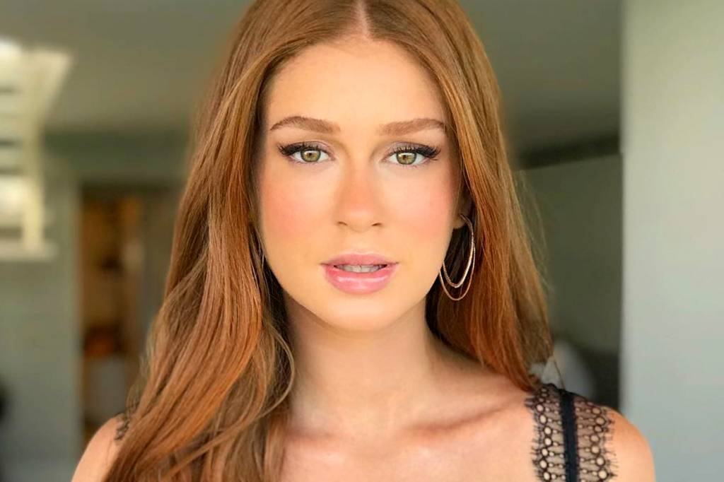 Marina Ruy Barbosa surpreende e aposta em look “morcegona”