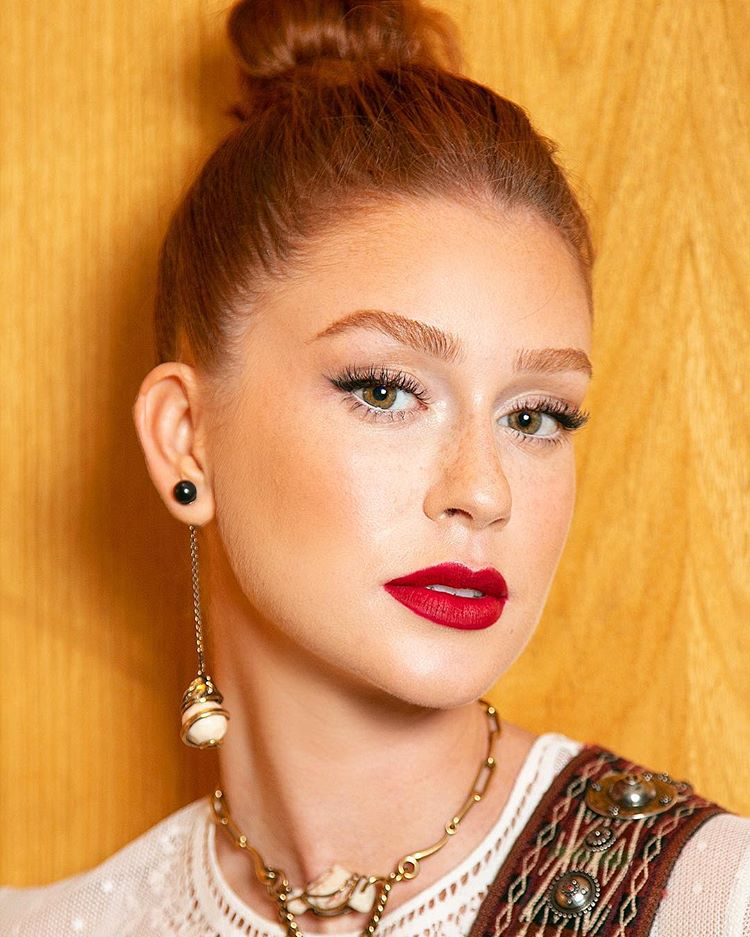 Marina Ruy usa vestidão branco esvoaçante e arrasa no look boho chic