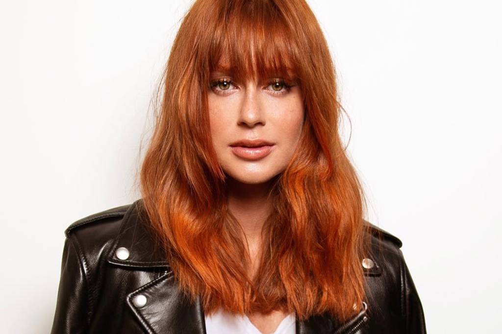 Com calça do momento, Marina Ruy Barbosa monta look chique e esperto