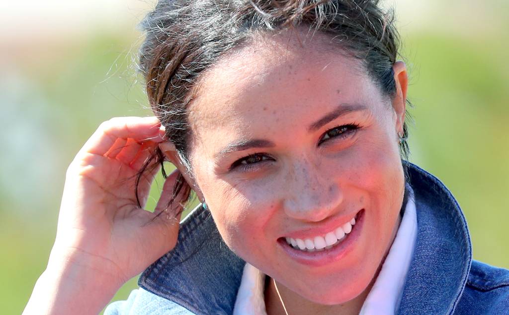 Meghan Markle desce do salto e usa sapatilha chique à venda na Amazon