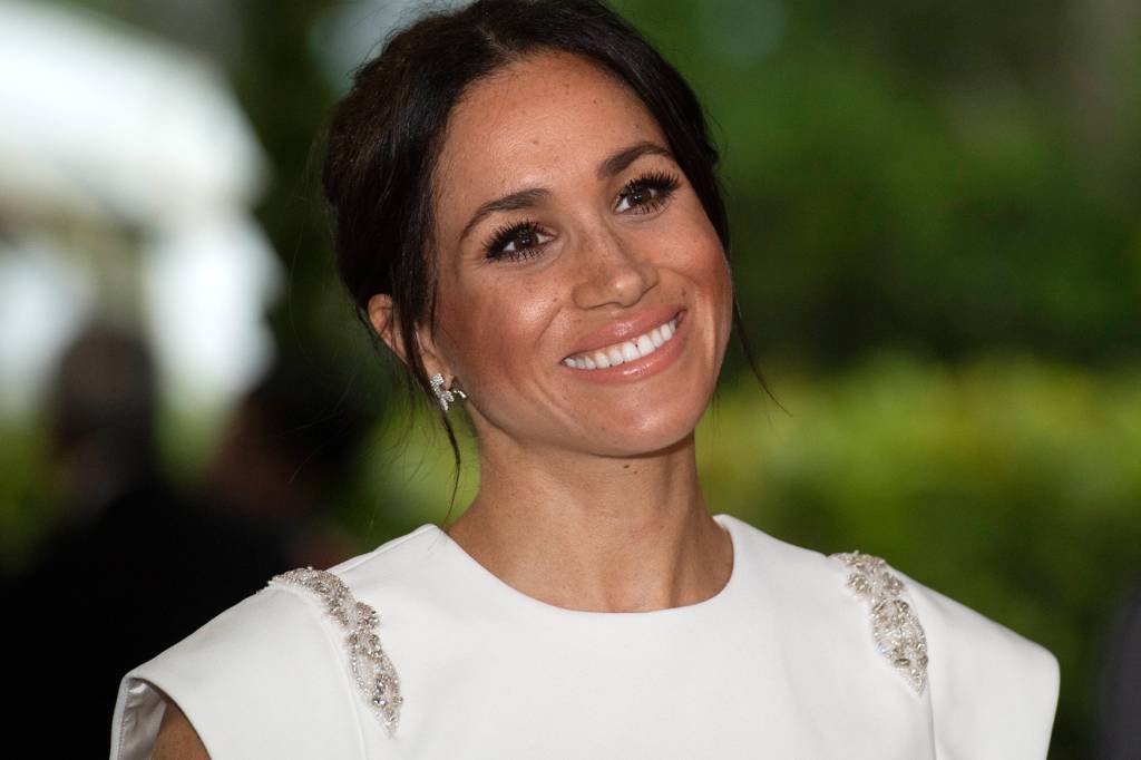 Com o jeans do momento, Meghan Markle monta look do dia chiquíssimo