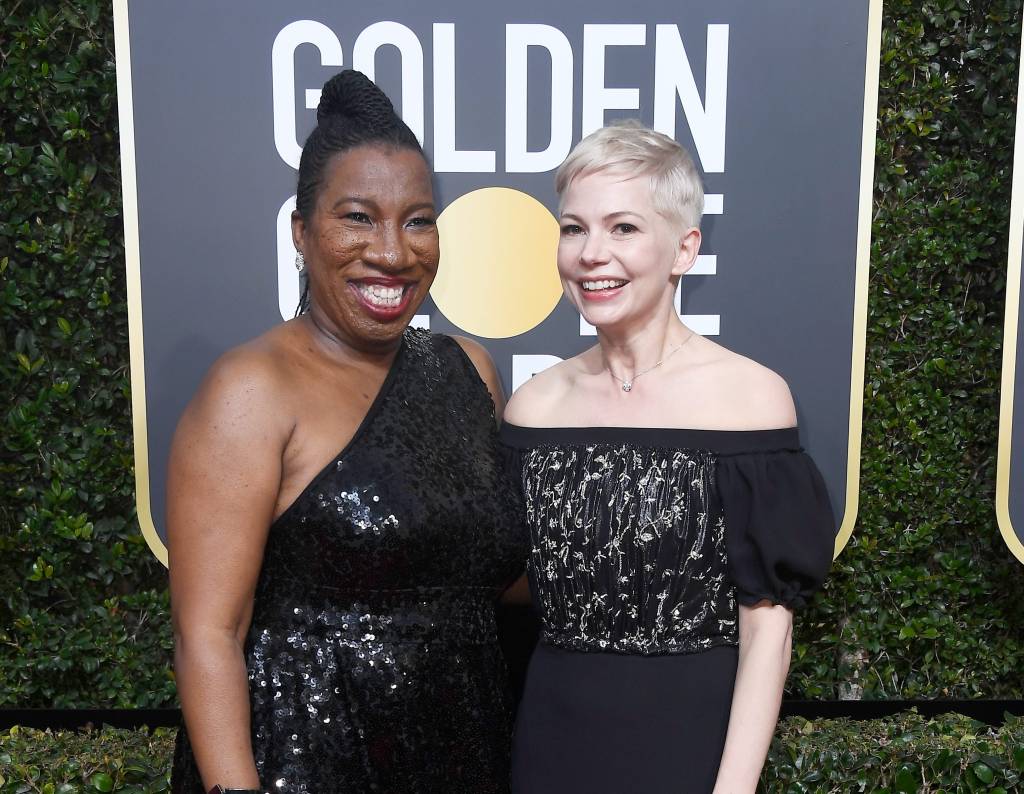 Michelle williams e tarana burke no tapete vermelho do globo de ouro