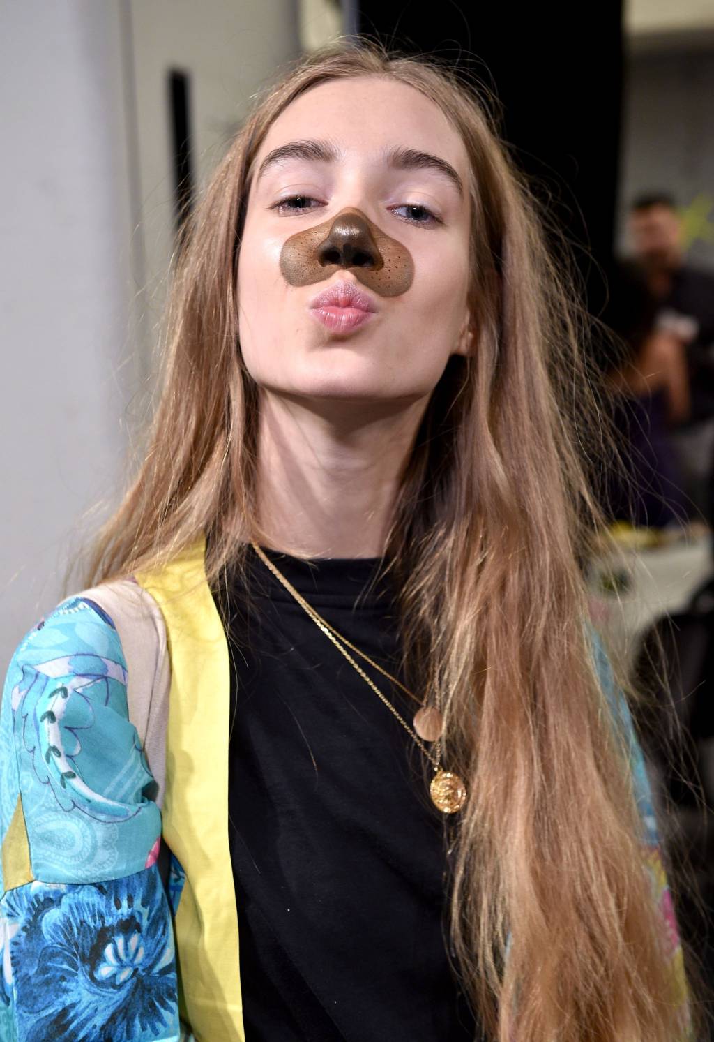 Modelos aparecem maquiadas como os filtros do snapchat no NYFW