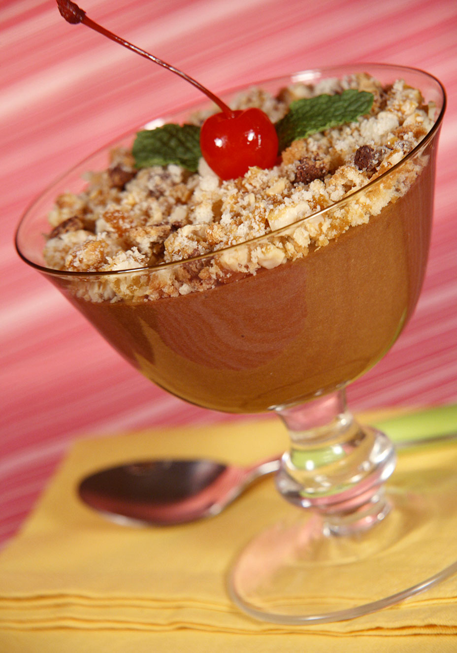 Mousse de chocolate com farofa de panetone