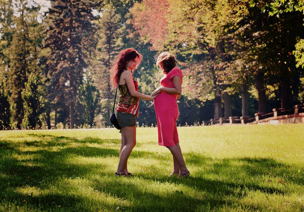 20 situações que você vive quando a sua melhor amiga está grávida