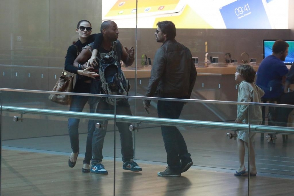 Murilo Rosa parte para cima de fotógrafo: “Pedi para não tirar fotos do meu filho!”