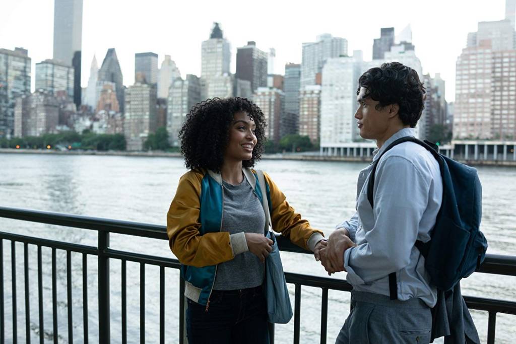 Atriz Yara Shahidi e ator Charles Melton no filme “O Sol também é uma Estrela” Atriz Yara Shahidi e ator Charles Melton no filme “O Sol também é uma Estrela”