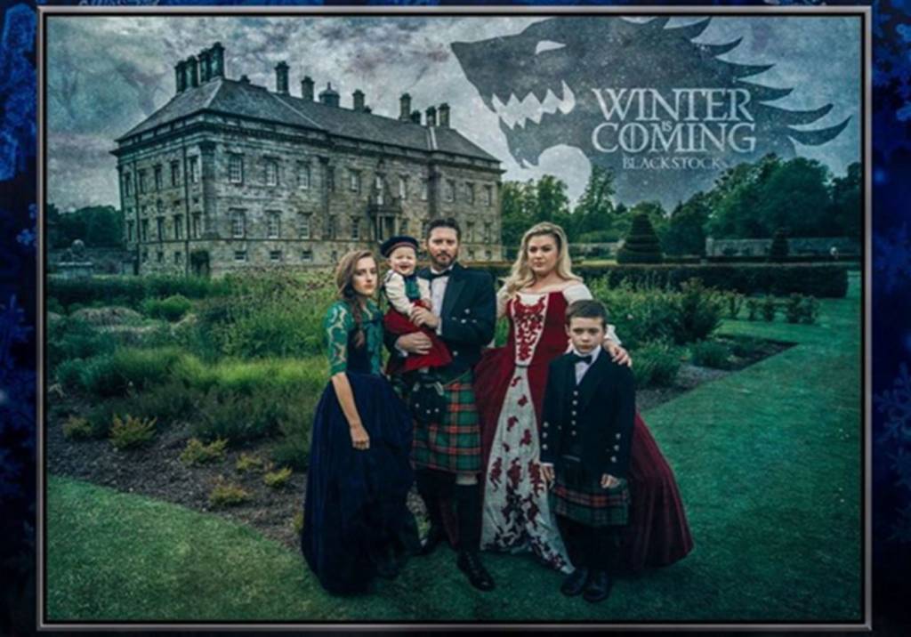 Game of Thrones é o tema da foto de família da Kelly Clarkson