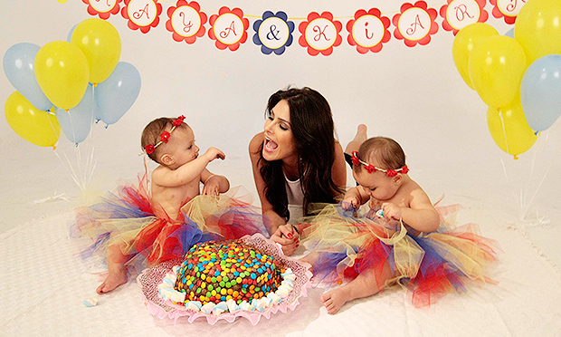 Natália Guimarães e Leandro comemoram aniversário das filhas gêmeas com ensaio divertido