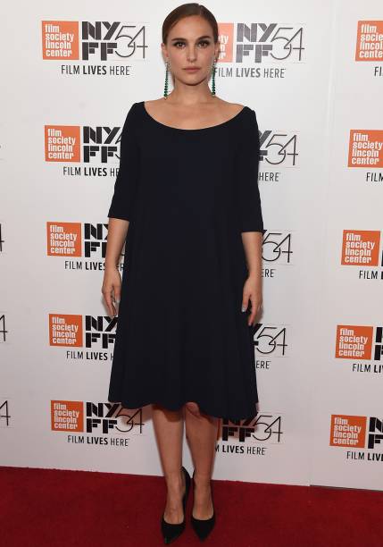 <strong>Natalie Portman</strong> // Adepta de um estilo clássico, a atriz apostou em um pretinho básico para divulgar <em>Jackie</em>, seu mais novo filme, durante o New York Film Festival. De modelagem ampla, a peça camuflou a barriguinha de Natalie. Maxibrincos deram o toque final.