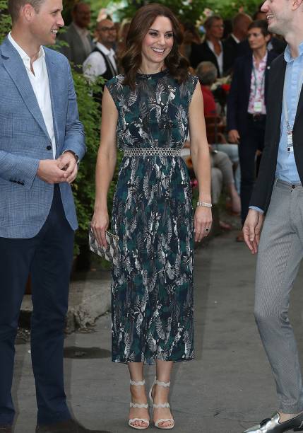 <strong>19 de julho de 2017 </strong>- O vestido vermelho, da grife Alexander McQueen, foi exibido durante uma festa, em Berlim, promovida pelo embaixador britânico em homenagem à Rainha Elizabeth II. O perfume boho do decote ciganinha, somado ao romantismo do tom vermelho vibrante, resultou em uma produção diferente de tudo o que Catherine já usou.