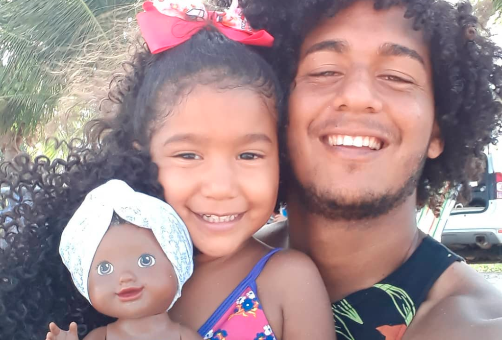 Filha pede boneca cacheada e pais têm ideia inspiradora de como fazê-la