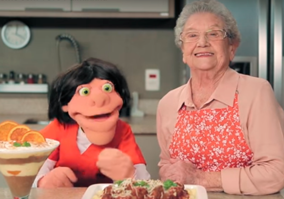 Palmirinha liberta a fome das detentas em vídeo hilário de OITNB