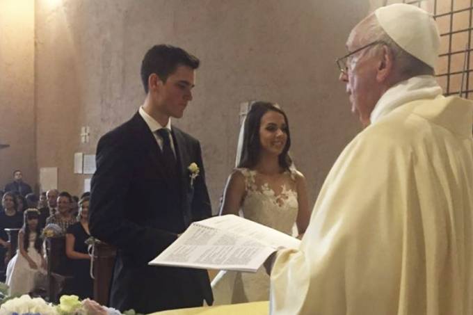 De surpresa, Papa Francisco celebra casamento de brasileira no Vaticano