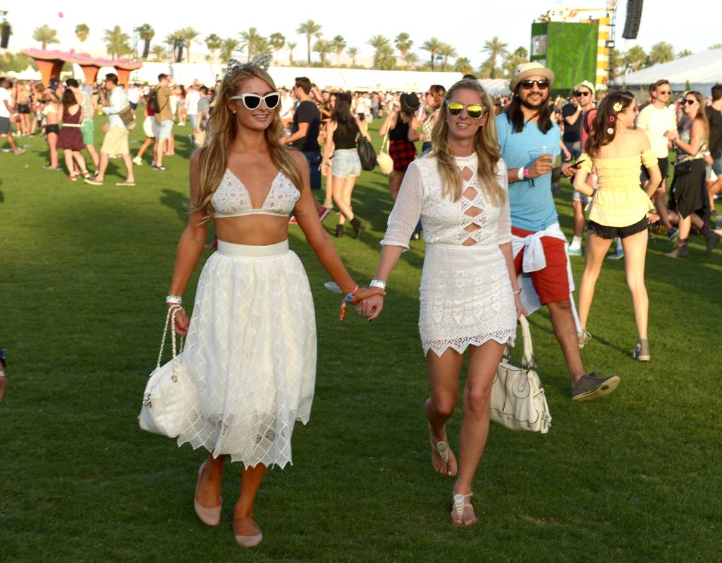 Paris e Nicky Hilton combinam looks total white para primeiro dia do Coachella
