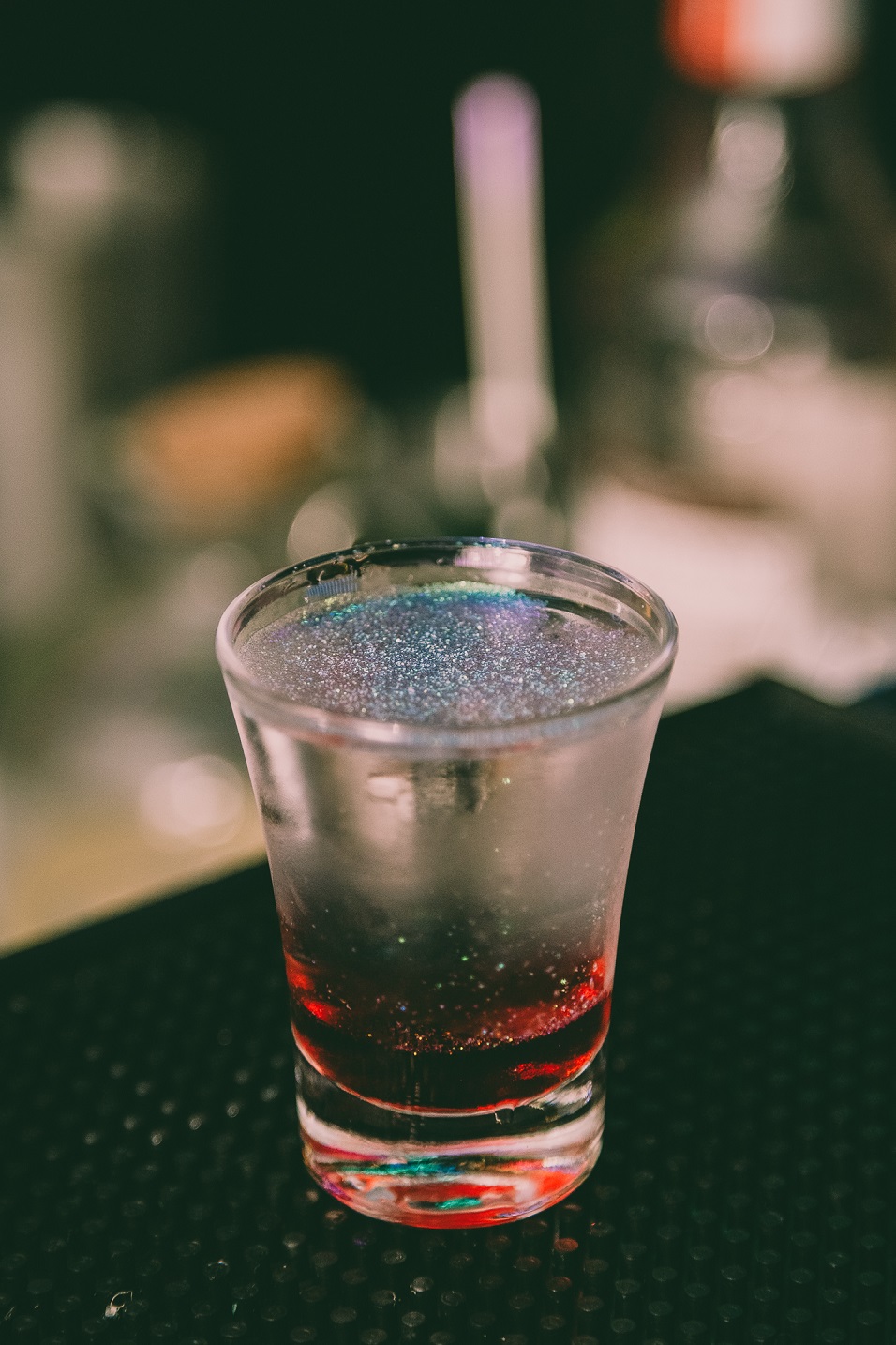 Descobrimos um drinque com glitter que você precisa provar – e fotografar!