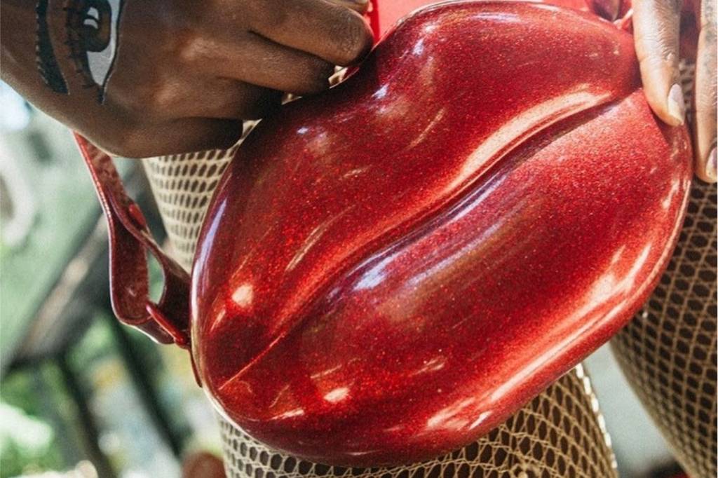 A nova pochete da Melissa tem formato de boca e é perfeita para o Carnaval