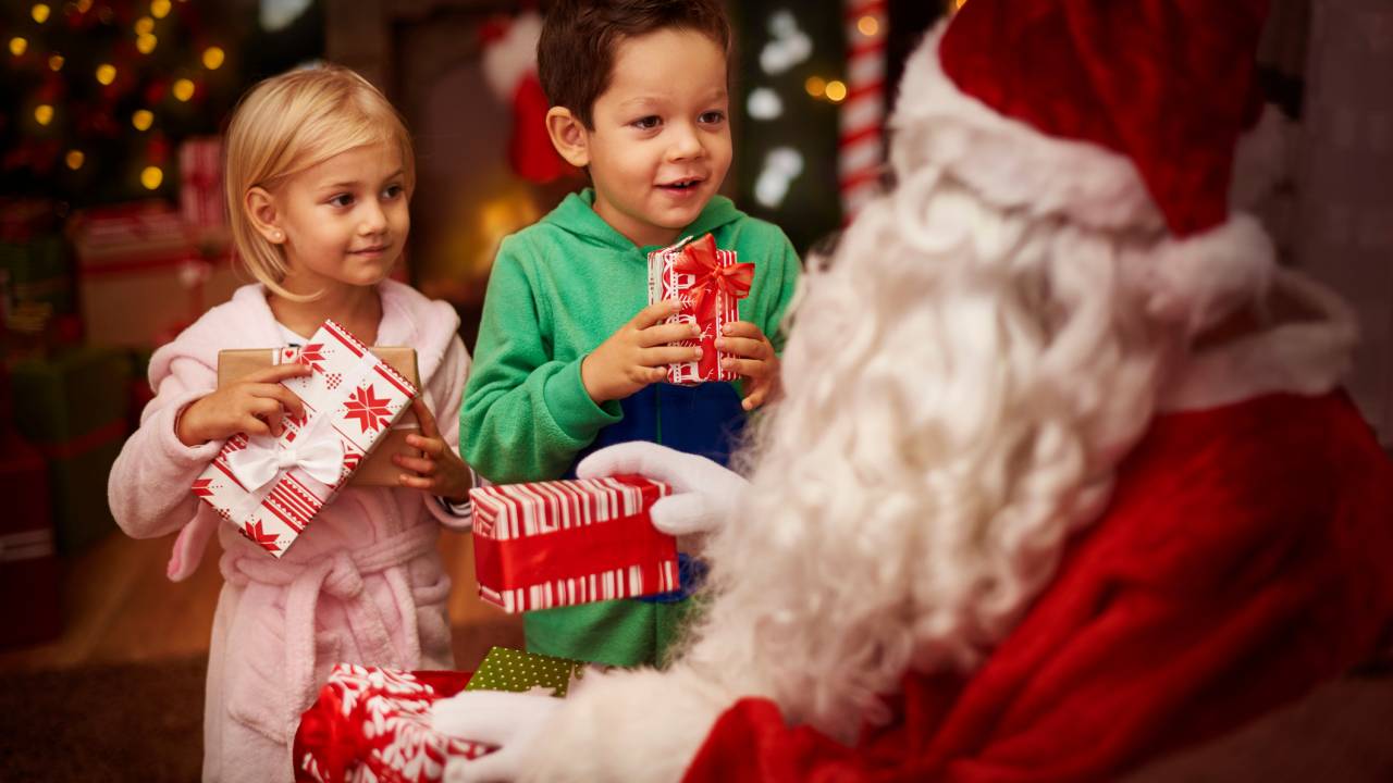 crianças com Papai Noel
