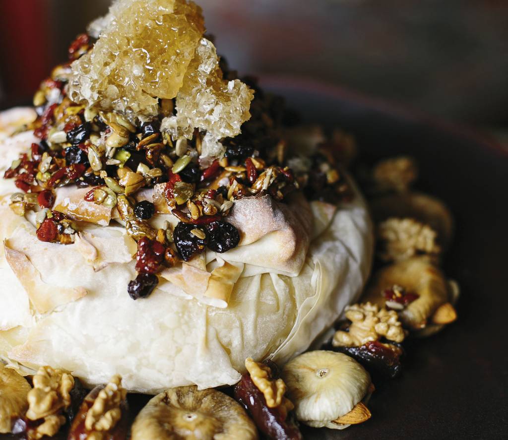 Queijo brie em croûte com melado de natal